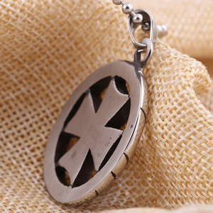 Colgante de cruz de 36 mm de acero titanio con diseño geométrico hueco, collar retro con efecto desgastado para mujer - Product Image 4