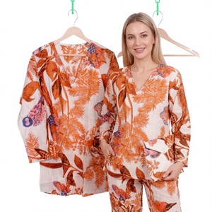 Ensembles de pyjamas en coton faits main pour femmes, motif floral, ajustement personnalisable, taille élastique, manches trois-quarts, été, logo frontal, col en V - Product Image 1