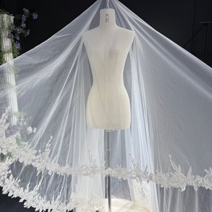Abito da Sposa a Sirena di Lusso di Perfetta Manifattura in Tulle con Fiori 3D e Pizzo Senza Spalline - Product Image 5