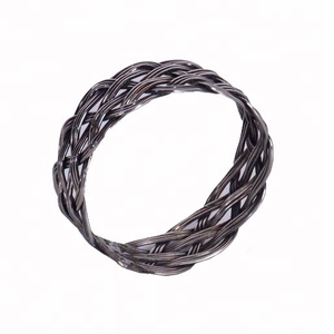 Rond de serviette design en métal écologique moderne argenté pour une utilisation en fête - Product Image 1