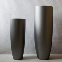 Grand vase en fibre de verre gris argenté pour décoration intérieure moderne ornement de pot de fleurs sur pied pour décoration intérieure douce