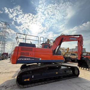 รถขุดไฮดรอลิกแบบตีนตะขาบ Doosan DX300 30 ตัน ผลิตในเกาหลี ปี 2023 สภาพใหม่ 96% บุ้งกี๋ขนาด 1.45 เมตร ชั่วโมงการทำงานน้อย เครื่องยนต์ DL08 พร้อมปั๊ม - Product Image 1