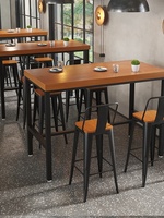 Table de bar et chaises en bois massif de style industriel avec tabourets hauts en fer forgé - Sièges pour café et bistrot commercial
