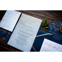 Invitations de mariage modernes chinoises élégantes en acrylique bleu et blanc avec motif orchidée, dorure à chaud et cartes en acrylique blanc avec texte doré