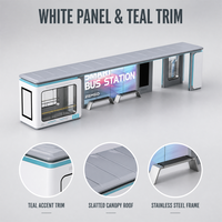Abri de bus accessible en acier inoxydable avec signalisation braille et repères tactiles pour les passagers malvoyants.
