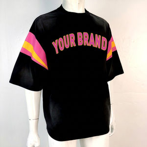เสื้อยืดโอเวอร์ไซส์สีดำสำหรับผู้ชาย แขนสั้น คอกลม สไตล์สตรีท พิมพ์ลายโลโก้ตามสั่ง แต่งขอบตัดสี ผ้าเจอร์ซีย์คอตตอน 100% ลายตัวอักษร - Product Image 1