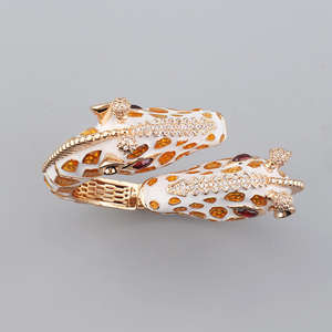 Bracelet <span class=keywords><strong>Girafe</strong></span> Plaqué Or pour Femme, Bijou de Luxe Tendance, Cadeau Idéal pour Elle, Jonc Ouvert Ajustable, Idéal au Quotidien et pour les Fêtes - Product Image 2