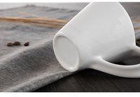Ensemble de vaisselle en porcelaine blanche classique élégante de forme unique en gros pour salon, restaurant, hôtel, ensemble de tasses à eau et à thé en forme de vague