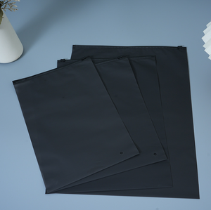 Sacs d'emballage en plastique semi-transparent givré avec fermeture éclair, personnalisables avec logo, pour le rangement des vêtements, des chaussettes et des chaussures - Product Image 6