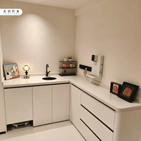 Meuble bar en bois blanc mat en forme de L, minimaliste et écologique, sans poignée, avec rainure dissimulée, station d'eau et espace pour robot aspirateur