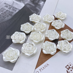 Decoración de flores de resina de rosa blanca para accesorios de joyería DIY para bodas - Product Image 1