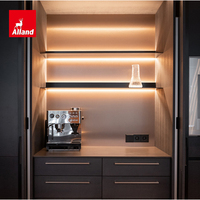 Alland Italy – Armoire de cuisine moderne de luxe en métal avec portes pliantes HPL sans poignées, îlot à vin en verre et quincaillerie