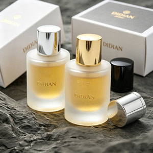 Bouteilles cylindriques givrées personnalisées de 30 ml et 50 ml avec bouchon à bille en bois, mécanisme de pulvérisation à pression, flacons de parfum en verre avec boîte - Product Image 6