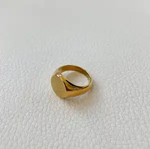 Cincin Tanda Tangan Emas Kustom Uniseks, Cincin Tanda Tangan Bulat Polos Besar Berukiran Inisial Pribadi Wanita Stainless Steel