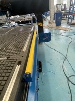 Machine de fraisage CNC simple à changement d'outil automatique 1325, contrôlée par PLC Syntec, pour la fabrication de portes d'armoires de cuisine et le traitement du mobilier