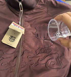 قميص كرة قدم 2526، تصميم المشاهير الشهير، معطف طويل بتصميم تعاوني مع برشلونة - مقاوم للماء - Product Image 6