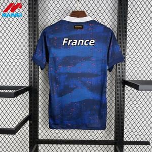Camiseta de Francia 2025-2026, Logotipo Clásico del Gallo en la Parte Delantera, Mangas a Rayas Rojas y Azules, Calidad Tailandesa, Estándar de Exportación - Product Image 1
