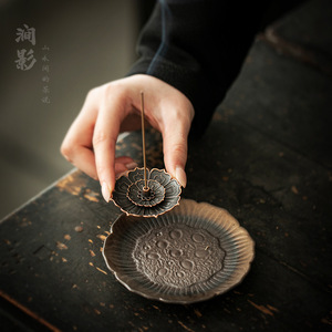 Quemador de incienso de cerámica hecho a mano con diseño floral para ceremonia del té, uso aromático, origen Condado de Dehua - Product Image 3