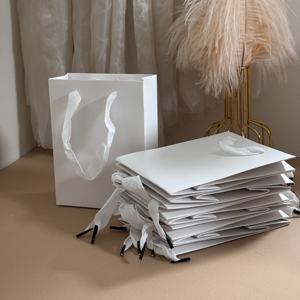 Sacs de luxe en carton recyclé personnalisables de haute qualité, impression UV, poignées en ruban doré, pour supermarchés et cosmétiques - Product Image 5