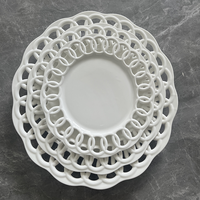Vaisselle élégante et charmante avec des ensembles de plats en céramique à motifs ronds