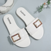 Sandales plates tendance avec décorations en strass, dessus en PU/cuir synthétique, semelle extérieure en caoutchouc, fermeture à enfiler, bout confortable et plat