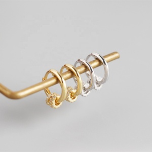 <span class=keywords><strong>Orecchini</strong></span> a Cerchio in Argento Sterling 925 con Zirconia Cubica Pendente Circolare <span class=keywords><strong>Orecchini</strong></span> a Cerchio Huggie 9mm <span class=keywords><strong>Orecchini</strong></span> <span class=keywords><strong>Pendenti</strong></span> per Donna <span class=keywords><strong>Uomo</strong></span> - Product Image 3