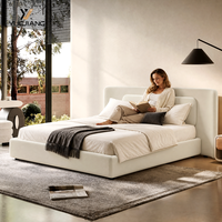Italienisches Minimalistisches Massivholz-Kiefernholzbett mit Polsterung, Stauraum, Breitem Kopfteil und Boxspring für Villa-Hauptschlafzimmer