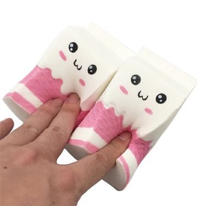 ของเล่นบีบคลายเครียดรูปขวดนมทำจากโฟม PU พร้อมโลโก้สั่งทำพิเศษ เนื้อนุ่ม ระบายอากาศได้ดี คืนรูปช้า เหมาะสำหรับเด็กและผู้ใหญ่ ใช้เป็นของแจกโปรโมชั่น - Product Image 4