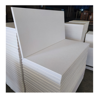 Plafonds de bureau blancs, panneaux de conception, panneaux acoustiques, faux panneaux acoustiques, panneaux de plafond acoustiques 2x2