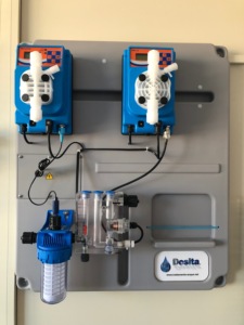 Système de purification d'eau de piscine avancé, fabriqué en Italie, en PVC, câblé électriquement, combiné pour le contrôle du chlore et du pH - Product Image 2