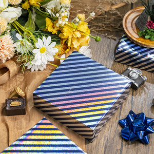 Rollo de Papel de Regalo Holográfico a Rayas, Metalizado por Ambos Lados, Ecológico, Compatible con Impresión Offset - Product Image 1