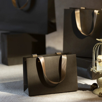 Sac cadeau noir de luxe au détail en papier bon marché pour le magasin petites poignées de vêtements d'affaires vêtements sacs à provisions personnalisés logo imprimé