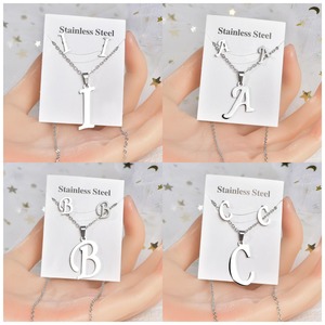 Ensemble de bijoux pendentif collier et boucles d'oreilles 26 lettres anglaises inaltérables, tendance <span class=keywords><strong>2022</strong></span>, en acier inoxydable, argent, titane et or - Product Image 2