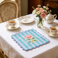 Vente en gros de sets de table personnalisés brodés de fleurs, sets de table en coton rayés avec bord festonné pour la décoration de la salle à manger