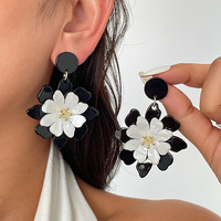 Anting Tusuk Jarum Perak Motif Bunga Dua Lapis Hitam Putih Gradasi Akrilik Metalik, Perhiasan Fashion Trendi