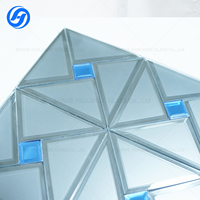 Carrelage en verre mosaïque gris effet moulin à vent, givré et miroir, avec miroir central bleu |   Décoration murale d'hôtel moderne |   Marque HUAJINDE