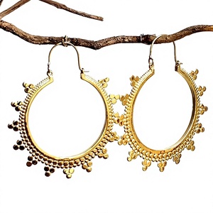 Venta al por mayor de mujeres 30mm color dorado bohemio gran círculo pendientes de aro liso grande aro para bodas fiestas regalos compromiso - Product Image 1