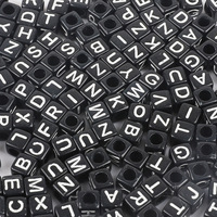 Vente en gros 19 couleurs 6x6mm lettres carrées de l'alphabet numérique perles pour bricolage perles acryliques pour la fabrication de bracelets et colliers cadeaux