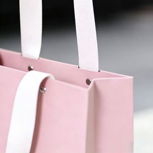 Bolsa de Cartón Rosa Personalizada, Reciclable y Plegable, con Asas de Hilo de Algodón y Remaches. - Product Image 2