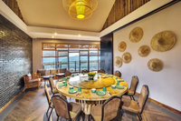 Ensemble de table et chaises de restaurant au design moderne, avec assise capitonnée et plateau rond en bois, pour projets de banquets d'hôtels de luxe classiques
