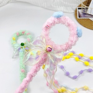 Giocattolo Interattivo per Gatti a Forma di Bacchetta Magica in Peluche <span class=keywords><strong>con</strong></span> Campanelli, Palline di Lana, Nastri e Decorazione a Fiocco - Simpatico Gioco per Gatti - Product Image 2