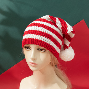 Chapeau de Noël rouge classique en peluche avec garniture en fausse fourrure blanche et pompon pour les scènes de Noël à la plage - Product Image 3