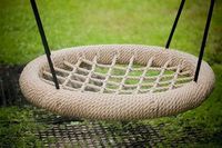 Balançoire de jeu en corde PE avec cadre en alliage de 60 cm, siège en filet pour intérieur et extérieur, idéale pour les jardins d'enfants et les parcs d'aventure
