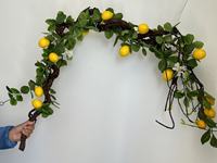 Dekorasi langit-langit plastik hijau terenkripsi, tanaman gantung dinding, pohon lemon simulasi, tanaman rambat lemon buatan untuk acara Paskah
