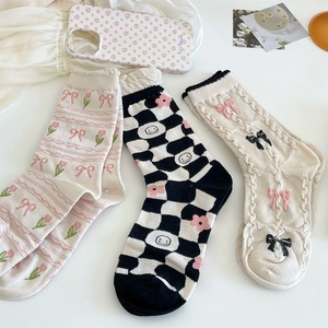 À la mode de haute qualité dentelle <span class=keywords><strong>Funky</strong></span> <span class=keywords><strong>bas</strong></span> collège Style équipage chaussette tricoté femmes chaussettes mi-tube <span class=keywords><strong>bas</strong></span> avec des arcs - Product Image 4