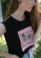 Inmaculada Bertos Brand Botticelli T-Shirt T-shirt de couleur noire avec épaule caoutchoutée et brodée