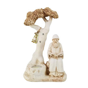 Figurine de Saint Charbel assis et priant le Saint Livre sous l'olivier la nuit, décoration <span class=keywords><strong>pour</strong></span> baptême, première communion, baptême - Product Image 1