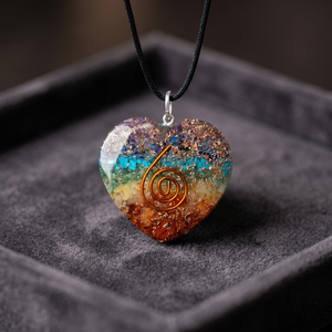 Colgante de Piedra Preciosa Orgone Reki con Diseño de Corazón y Chakra, Tallado con Tema de Amor - rozrincrystals.com en Venta - Product Image 2