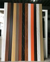 Système de panneaux muraux WPC de qualité supérieure pour les murs intérieurs et les hôtels avec texture de grain de bois 3D et performance imperméable durable