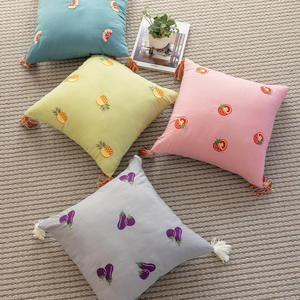 Coussins décoratifs carrés brodés motif tarte aux fruits, couleur unie, style bohème, pour salon, avec pompons, lavables, 100% coton - Product Image 3